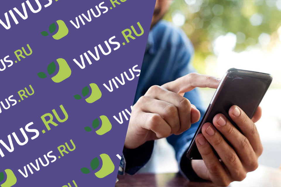 мфо vivus.ru и смартфон в мужских руках